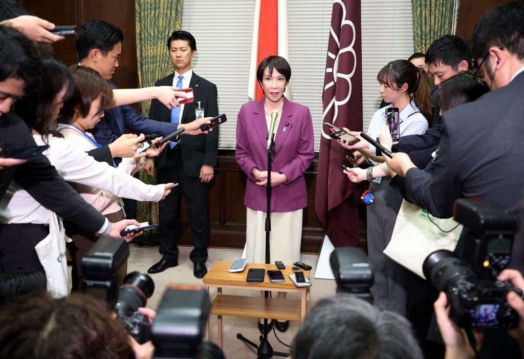 Japanese politics in turmoil / LDP President meets opposition parties Takaicsi Szanae Japán