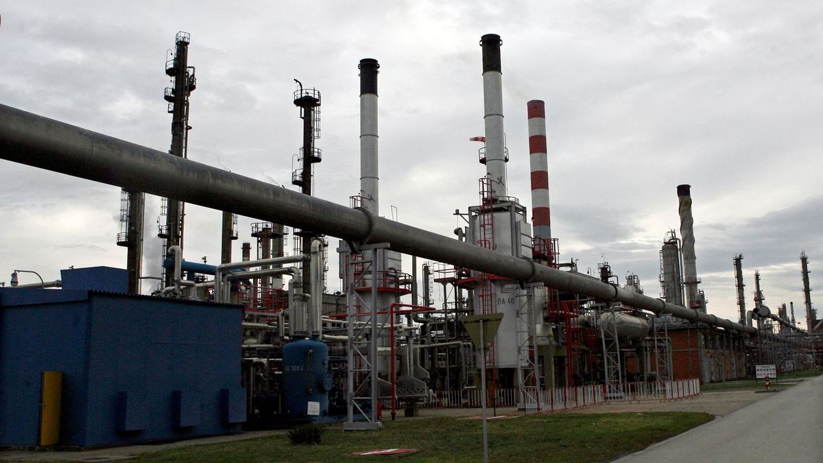 FILE PHOTO: The installations of oil refinery NIS is seen in the Serbian town of Pancevo pancsovai finomító