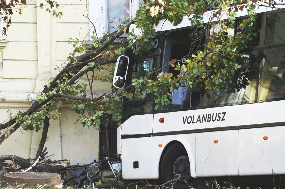 MJA_7249,busz, szolnok, iskola, baleset