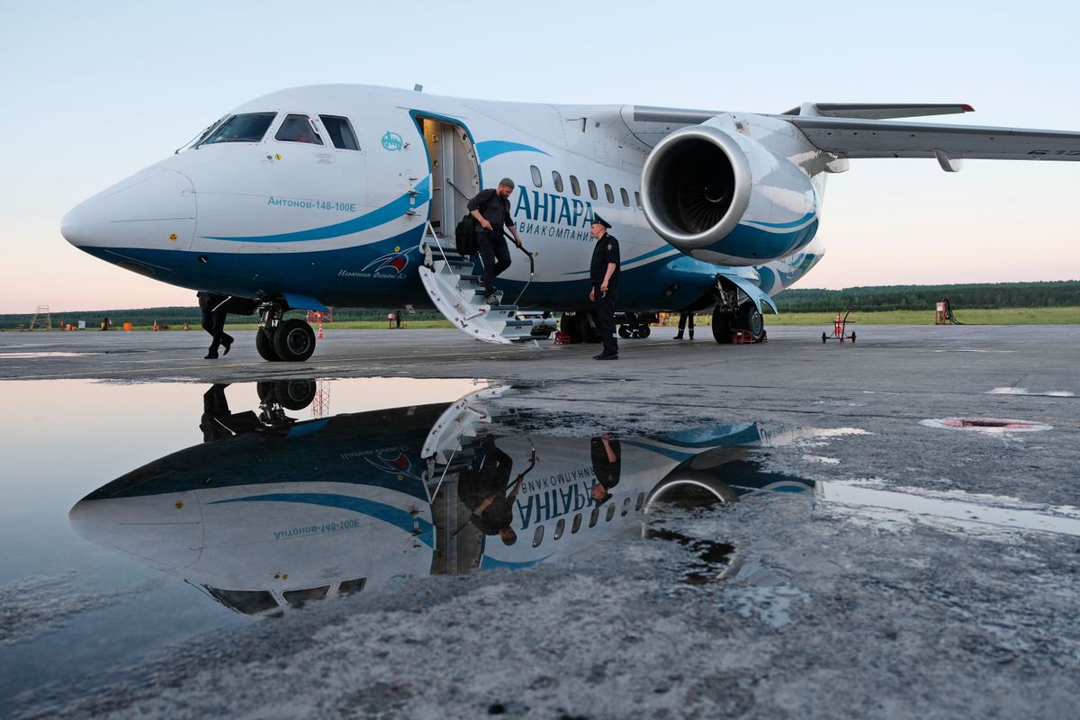Az Angara Airlines többé nem szállíthat utasokat, döntés napokon belül érvénybe lép Krasnoyarsk,,Russia,-,06.22.2018,:,Disembarkation,Of,Passengers,After,Landing