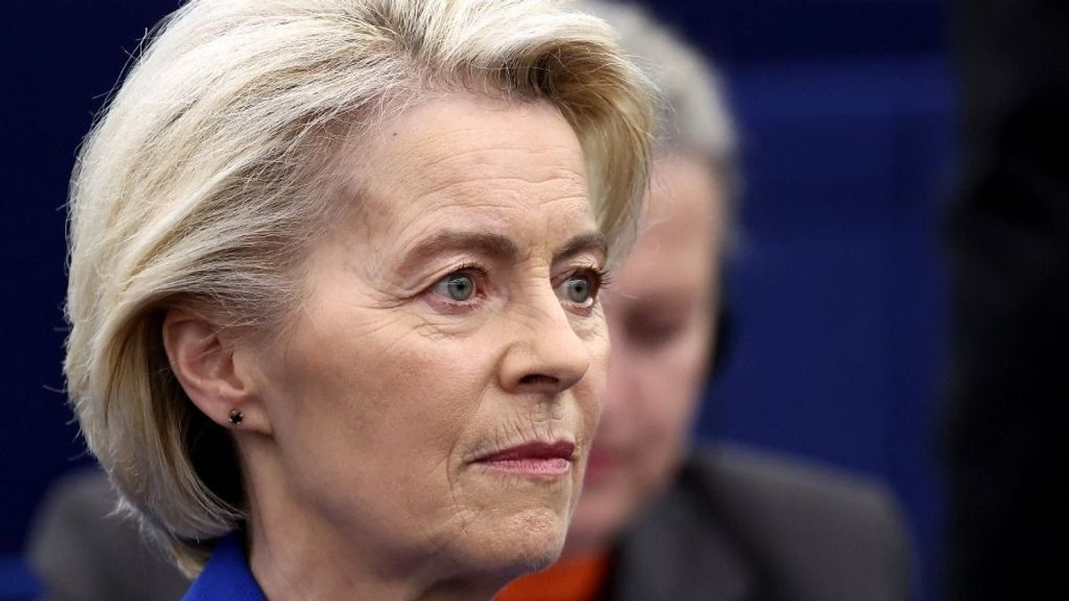 Ursula von der Leyen ráfordult a gazdasági autópályára, ahol szembe jön Trump, Merz, Orbán és a forgalom