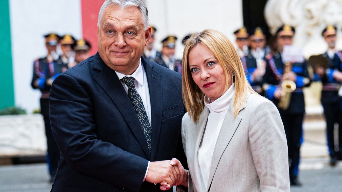 Díszszázaddal várta Orbán Viktort Giorgia Meloni, videó a csúcstalálkozóról: az olaszok rajonganak érte – „Szeretném, ha ő lenne Olaszország elnöke” 