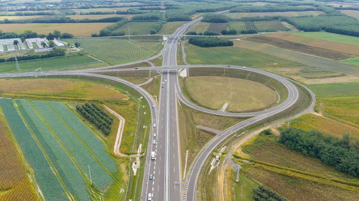 Ezek már az utolsó simítások: mindjárt kész Magyarország új autópályája, az útburkolati jeleket festik – videón a végső munkálatok 