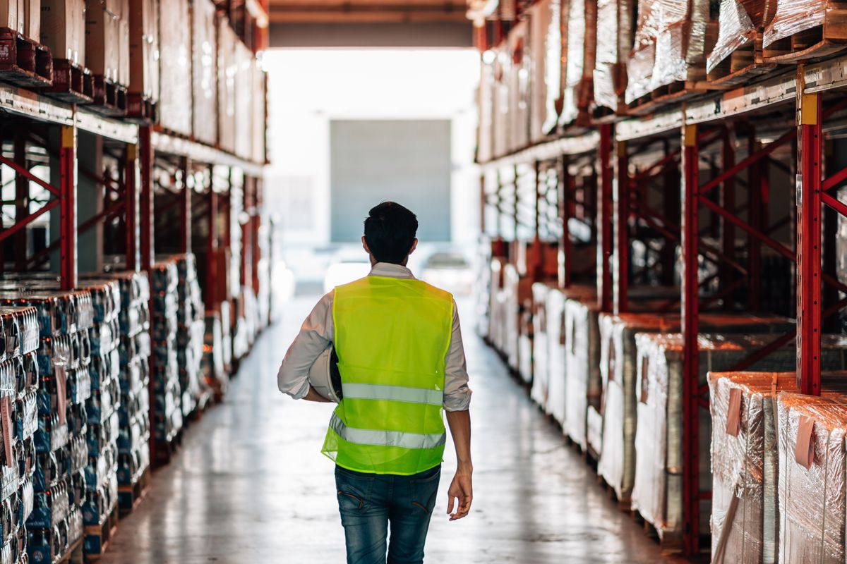 A,Lone,Male,Warehouse,Worker,,Seen,From,Behind,,Walks,DownJavult az üzleti és fogyasztói bizalom Magyarországon – Tizenhárom havi csúcson a GKI konjunktúra indexe októberben