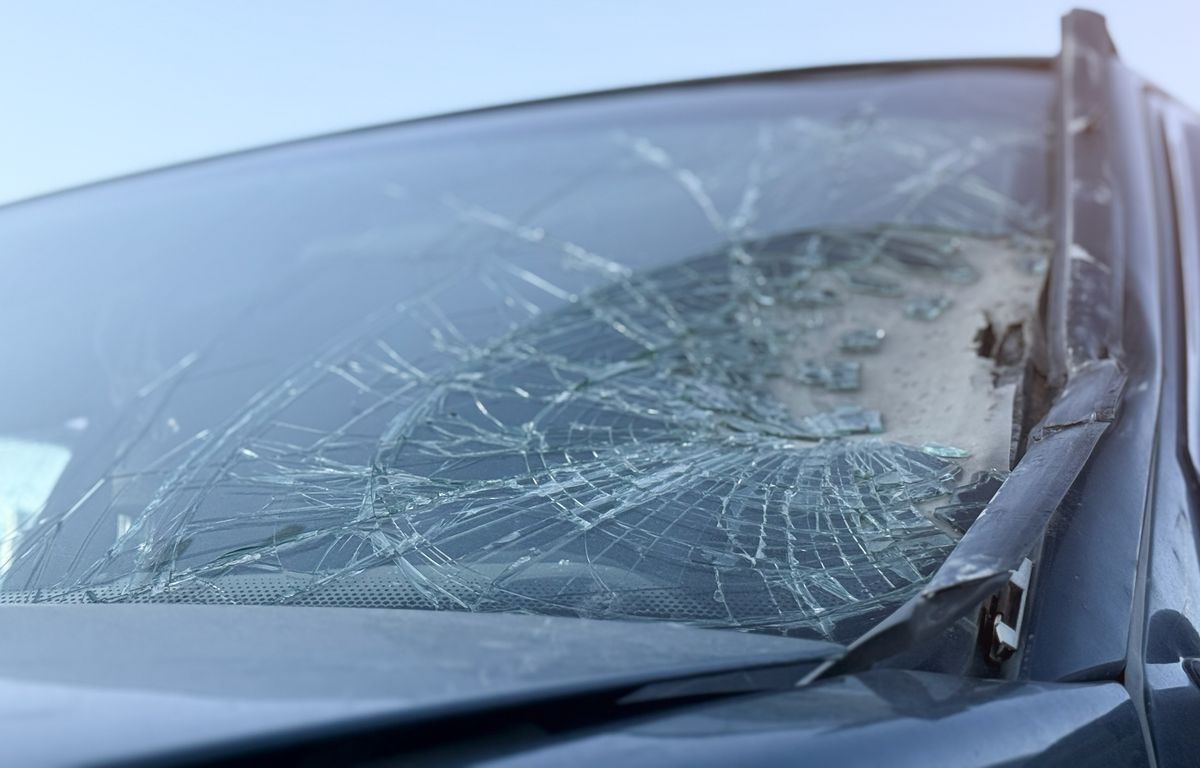 casco Car,Accident,Crash,Shuttered,Cracked,Broken,Damaged,Windshield,At,Driver
