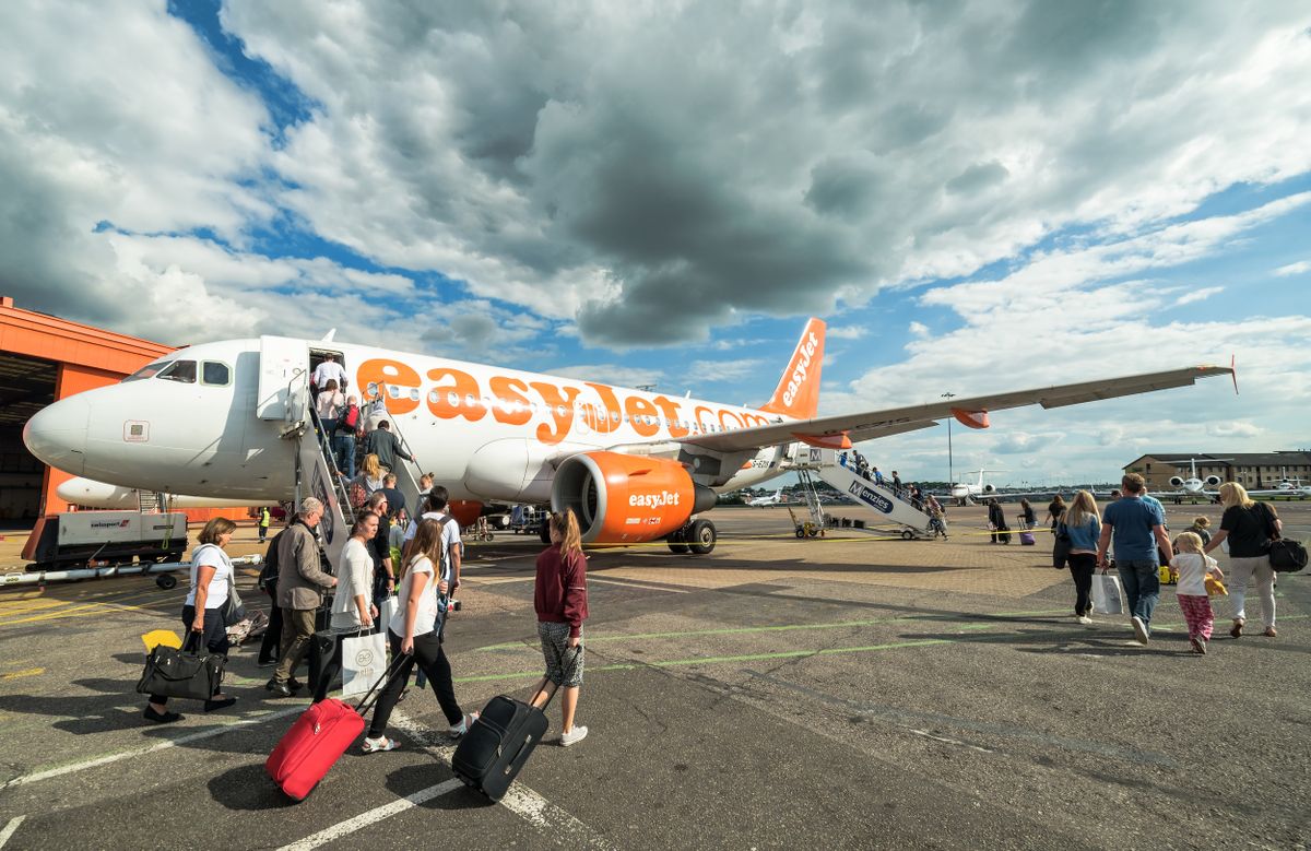 London,Luton,,Uk,-,14,July,2016:,People,Boarding,To easyJet