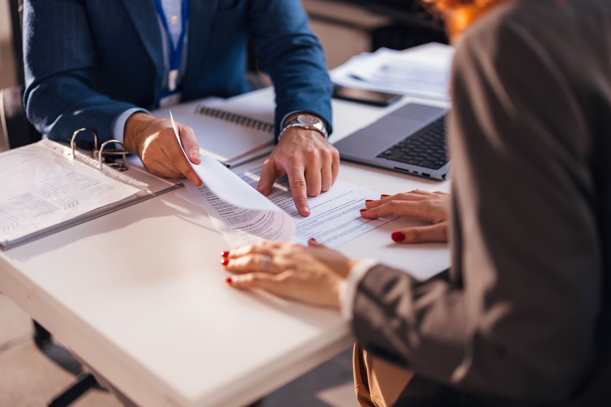 The,Real,Estate,Agent,Closes,The,Deal,With,The,Client, kölcsön