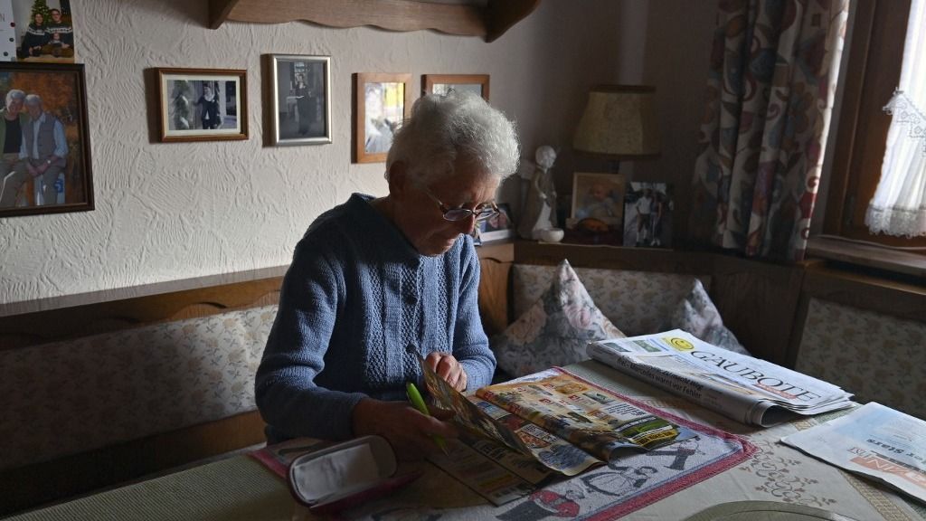 Old woman sitting alone at the table. nyugdíjas nyugdíj idős