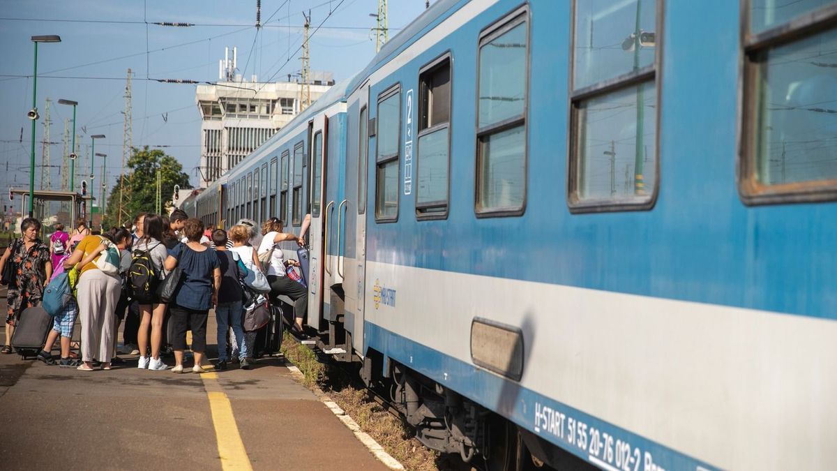 Bejelentette a MÁV: leáll a vonat, elbontják a fontos magyar vasútvonalat, kell a hely a debreceni kínai akkumulátorgyárnak – de ez nem marad annyiban