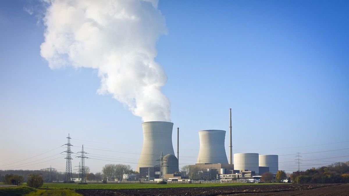 Videó: atomerőmű hűtőtornyait robbantották fel Németországban