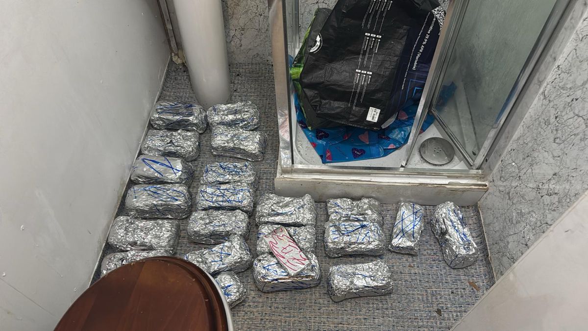 Nemzetközi csempészhálózatot kapcsoltak le Londonban – több tízezer lopott telefont csempészett Kínába a bűnbanda