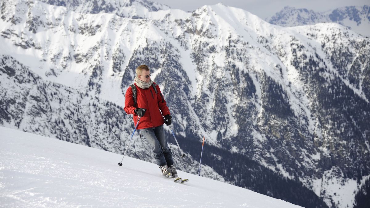alulértékelt síközpont, Mature,Man,Skiing,In,The,Mountains,In,Bruson