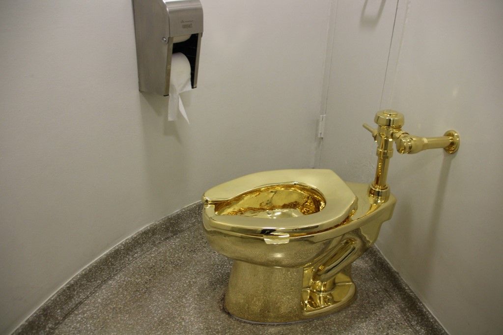 Guggenheim Museum in New York - Golden toilet