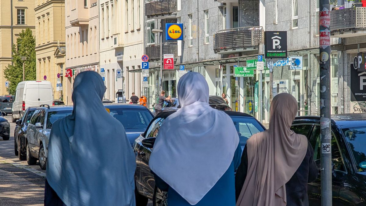 Three Women Walking In Central Berlin migrációs válság