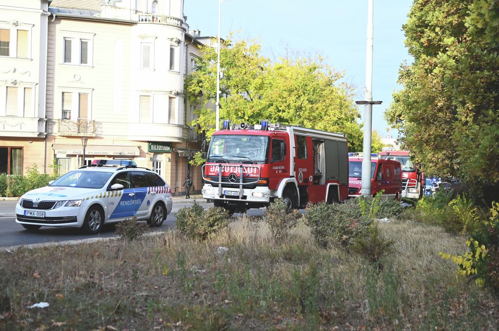 20251022 Szolnok Buszbaleset Szolnokon. Egy helyijáratú busz nem tudott megállni és nekihajtott a Varga Katalin Gimnázium épületének. Fotó: Mészáros János Új Néplap