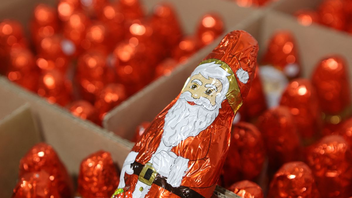 Production for the Christmas season in the chocolate factory ünnep