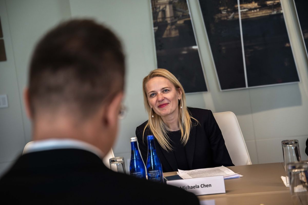 Michaela Chen, a Becton Dickinson Global Public Affairs Senior Directora tárgyal Szijjártó Péter külgazdasági és külügyminiszterrel. /forrás: Facebook/Joó István