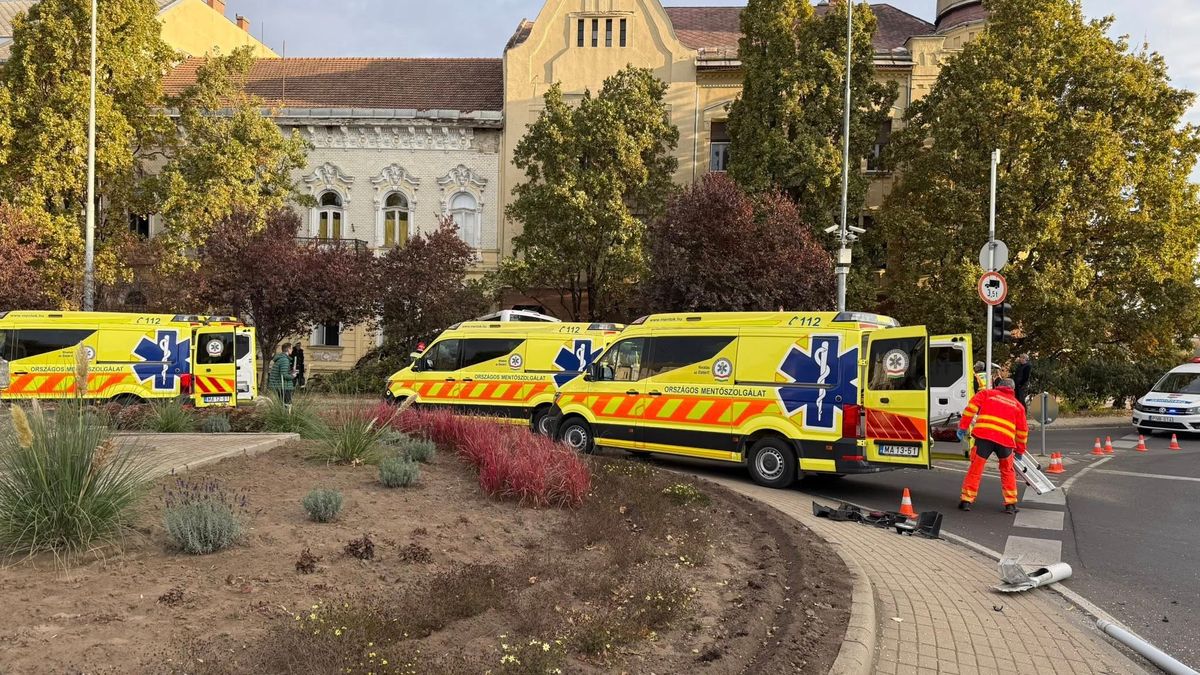 Brutális buszbaleset Szolnokon – egy gimnázium falának csapódott a busz, mentőhelikopterek érkeztek a sérültekért 