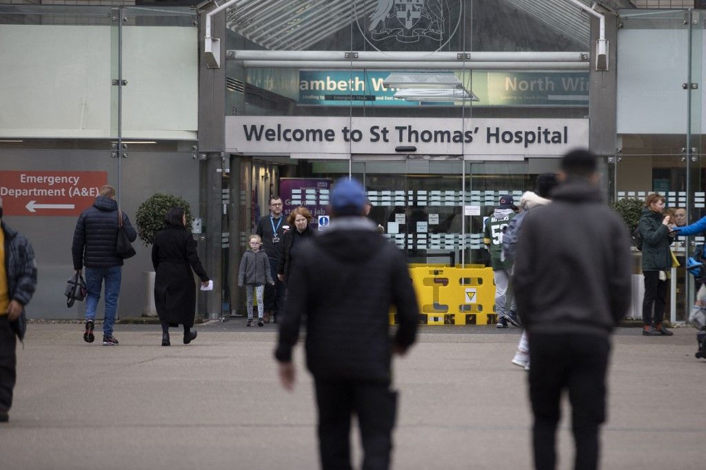 Rishi Sunak urged by medical association to recall parliament 'immediately' to discuss 'NHS crisis'