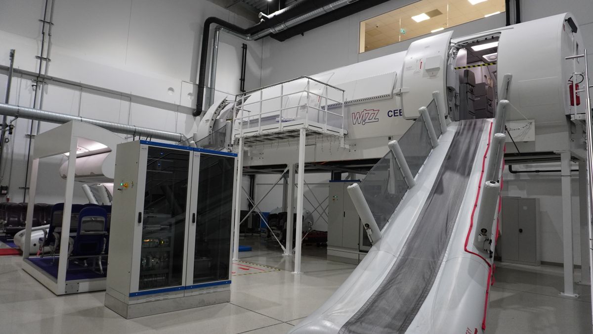 Különleges helyen képezi ki munkatársait a Wizz Air – bejártuk a titokzatos Training Centert 
