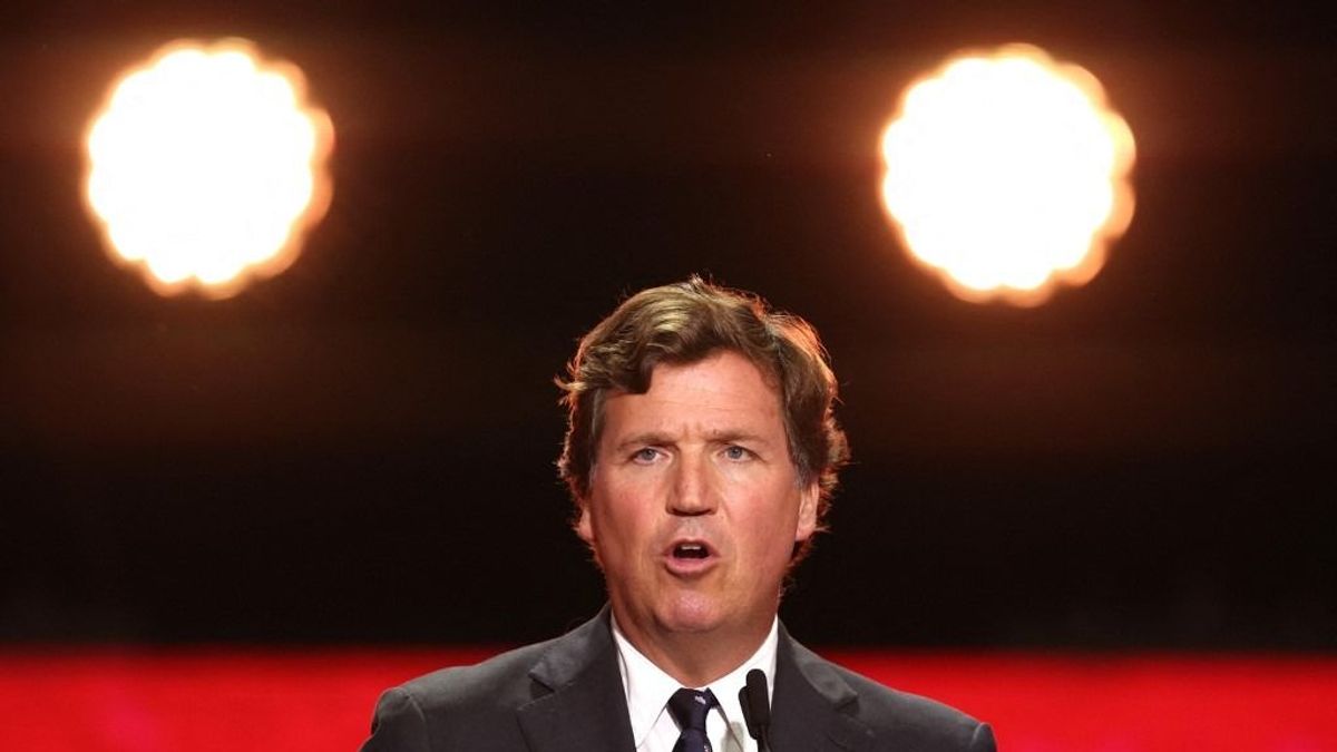 Aranyat érő nézettségét valódi aranyra váltja Tucker Carlson 