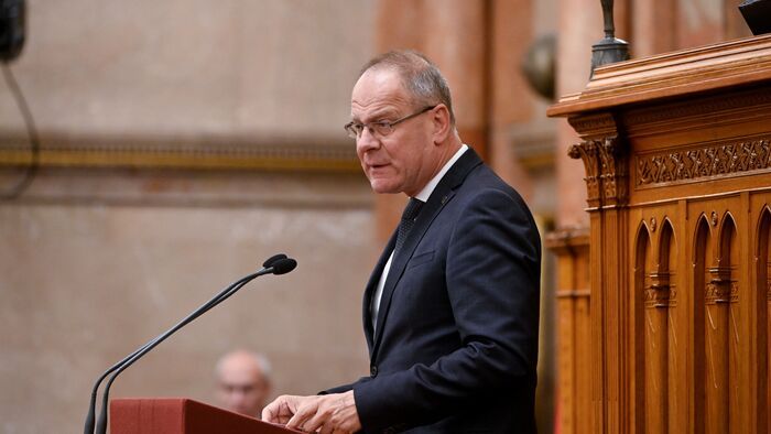 Váratlan bejelentést tett a miniszter:  januártól jönnek a 15 százalékos fizetésemelések – kiderült, hogy kik bonthatnak pezsgőt