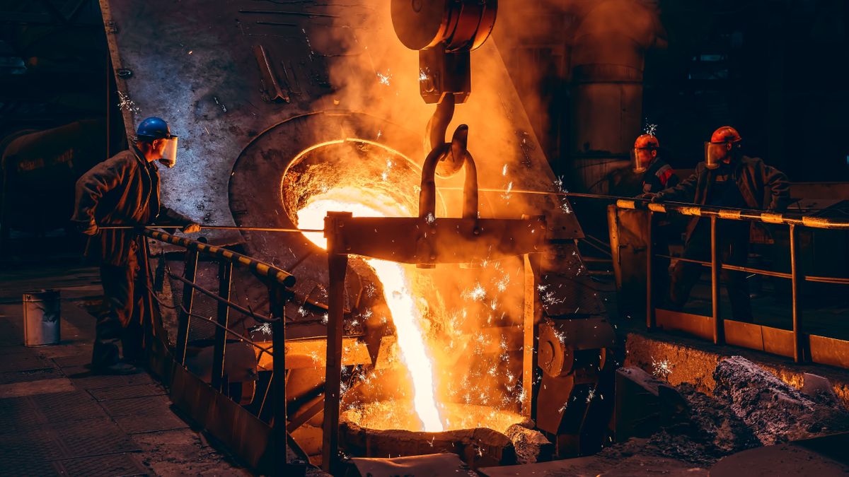 Lengyelország gyászol, Európa szégyellheti magát: 220 évig működött, most végleg bezár a legendás acélgyár – videón a végső búcsú a Huta Korlewskától 