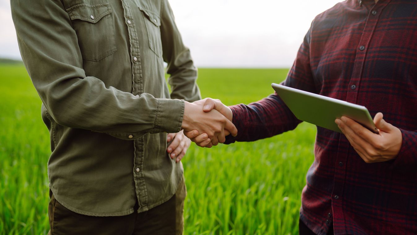 Two,Farmers,Making,Agreement,With,Handshake,In,Green,Wheat,Field. kkv
kisvállalkozó, kisvállalkozás