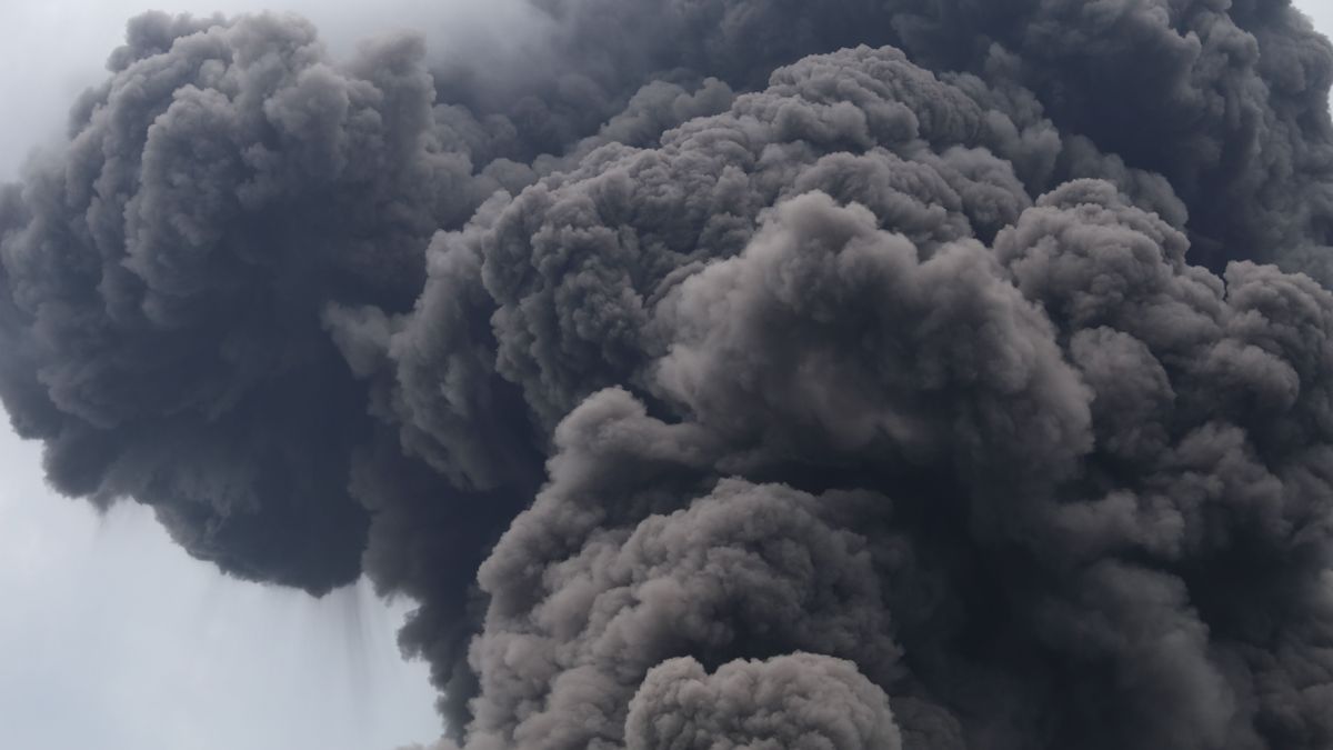 Évezredek után kitört egy óriási vulkán: tíz kilométeres a füstoszlop a lehető legrosszabb helyen, máris elterelik a repülőgépeket – videón a Hayli Gubbi 