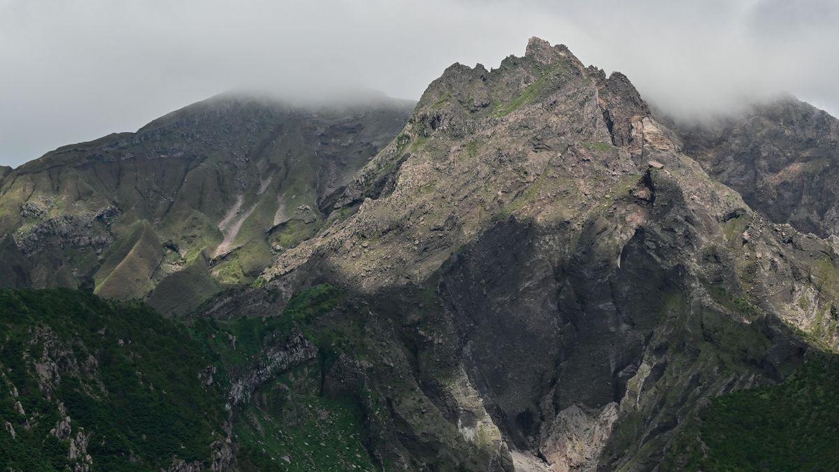 Vulkáni hamu záporozik Japánra, óvják a lakosságot –látványos videók a tűzhányóról, amelynek atomerőmű van a közelében 