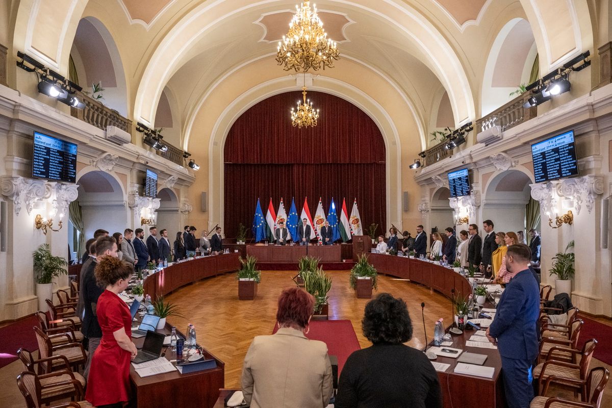 KARÁCSONY Gergely; KISS Ambrus; SZÁMADÓ Tamás