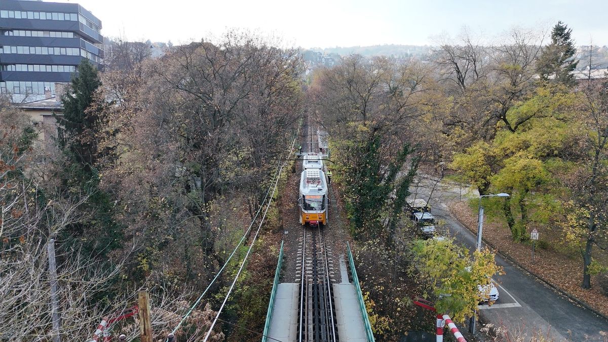 A VEKE kiborult azon, hogy villamost teszteltek a fogaskerekű vonalán – az egyesület szerint a BKV szórja a pénzt 