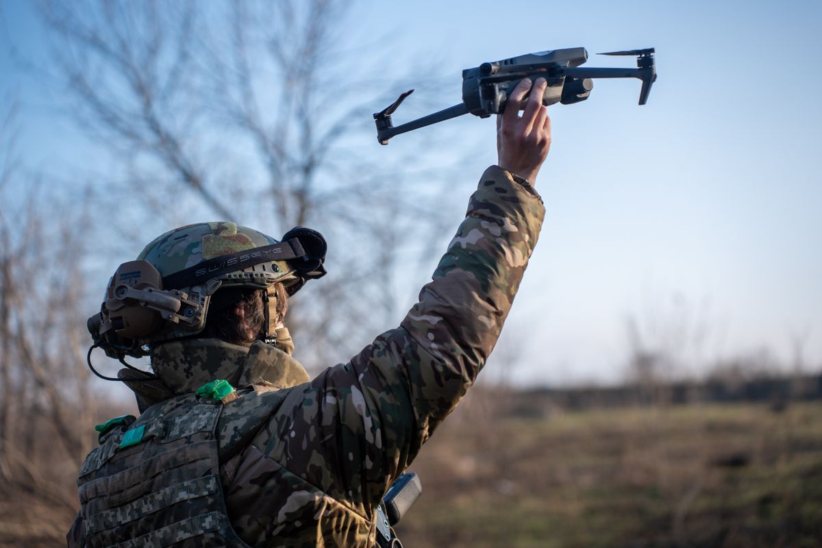 Ukrainian,Soldier,In,Camouflage,Is,Raising,A,Small,Drone,, hadipari startupok