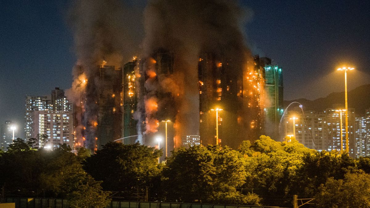 Hatalmas tragédia Hongkongban: kigyulladt egy toronyházakból álló lakónegyed, még zajlik a mentés – fotók, videó 