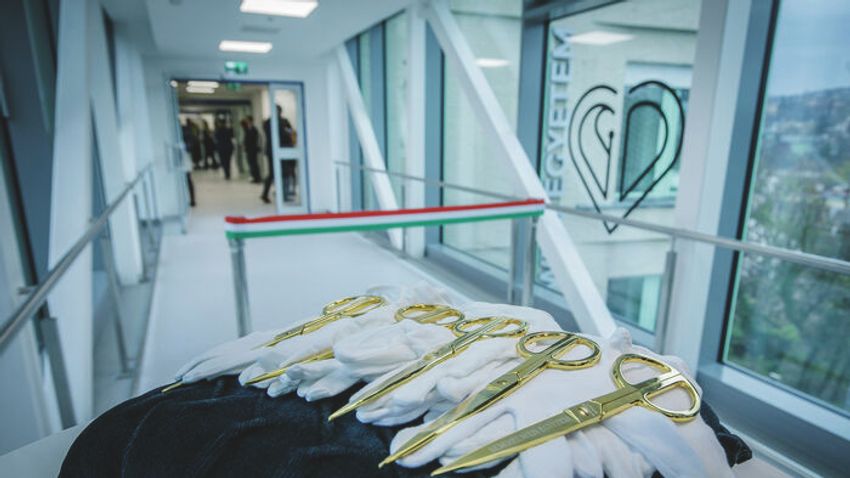 Szuperkórházat avattak Magyarországon, képeken az átadás