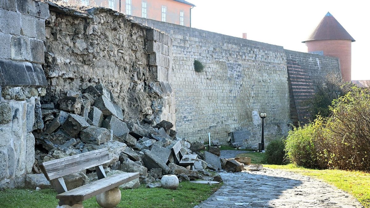 Szomorú fotók: csütörtök éjjel leomlott az egyik leghíresebb magyar vár fala, csak találgatják a szakértők, mi történhetett – videó 