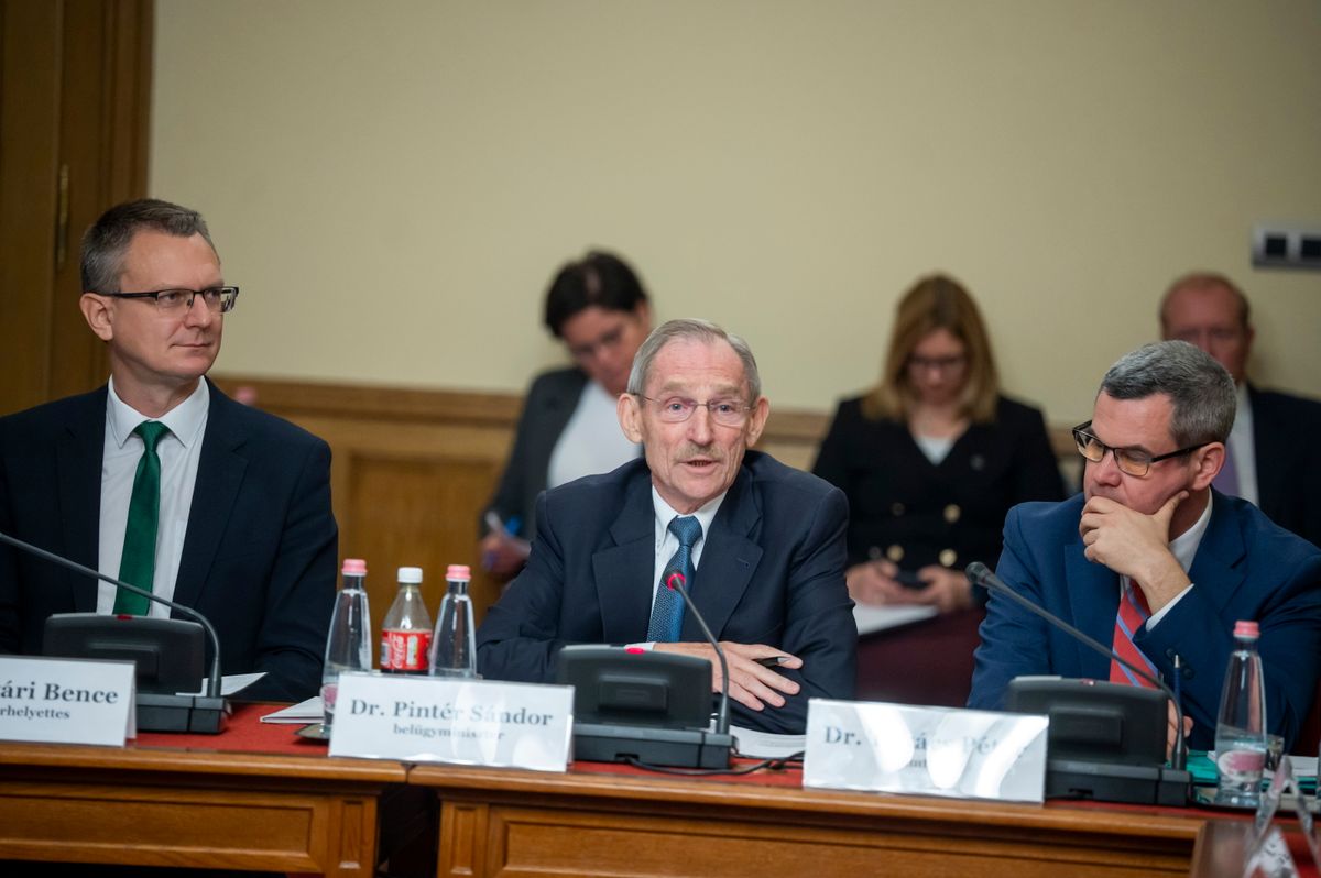 TAKÁCS Péter; RÉTVÁRI Bence; PINTÉR Sándor Pintér Sándor: Európa legjobb egészségügyét építjük – már elérjük az EU-átlagot az egészséges élettartamban