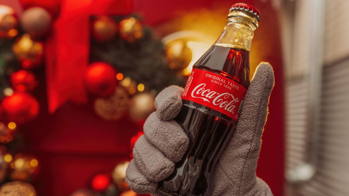 Olcsóbb, gyorsabb, lelketlenebb: a Coca-Cola idei karácsonyi kampányvideója felrobbantotta az internetet – sokak szerint túlzásba viszik a mesterséges intelligencia használatát 