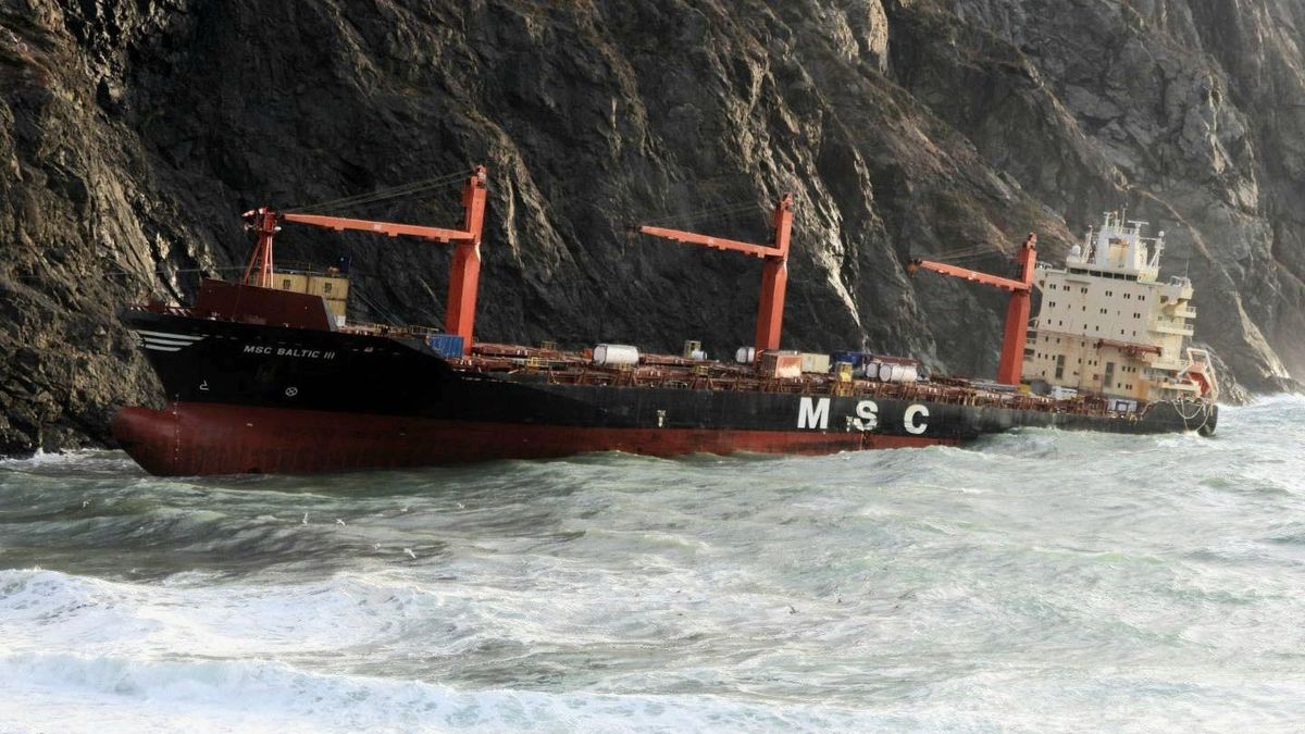 Ebből katasztrófa lesz: sziklának csapódott az óriási tankhajó, szétszennyezheti az óceánt – videón a zátonyra futott MSC Baltic III