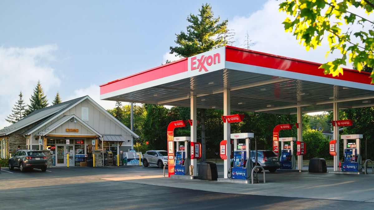Latham,,Ny,-,Sep,18,,2025:,Exxon,Gas,Station,On