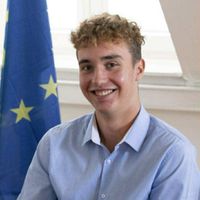 Szénásy Zsombor junior elemző és Kristó Anita elemző,