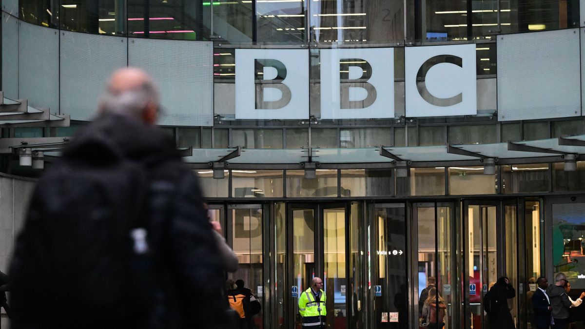 BBC Director-General Tim Davie and News Chief Deborah Turness resign over Trump documentary controversy brit közmédia bbc