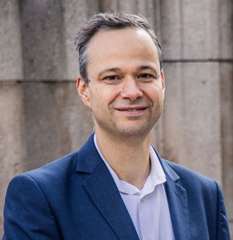 Fogarasi Norbert szerző profilképe