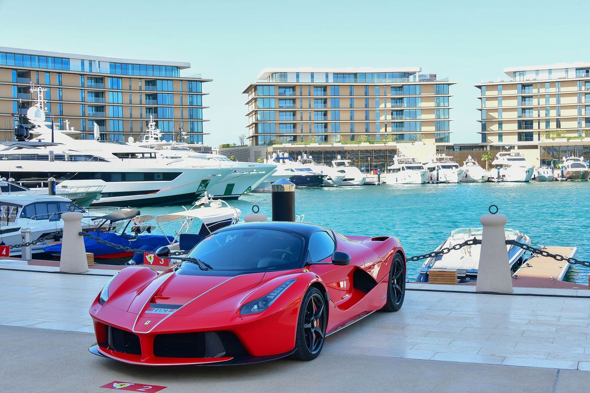 Egy LaFerrari Aperta egy jachtkikötőben Dubaj városában Fotó: pracha hariraksapita / Shutterstock