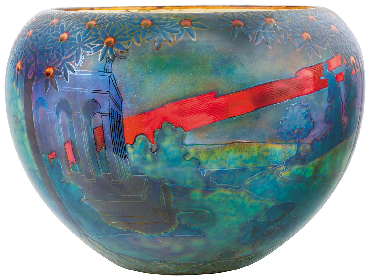 A képen látható Zsolnay-váza 12 millió forintos kikiáltási árról indult és egészen 26 millió forintig kúszott fel, megközelítve a 28 milliós világrekordot.