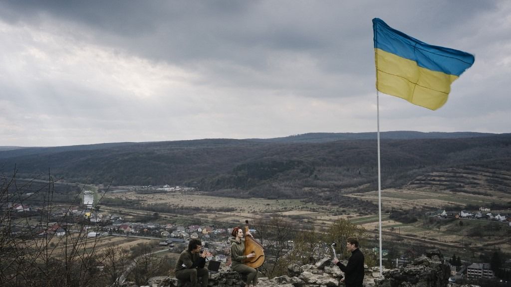 ukrajna UKRAINE- UZHGOROD - WAR - MEDIEVAL - YOUTH - RUINS - CASTLE - NEVITSKE