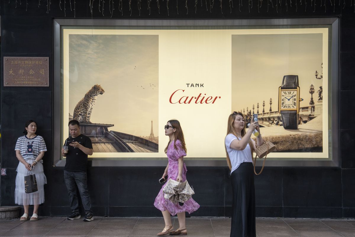 luxusipar An advertisement for Cartier watches in Shanghai.
