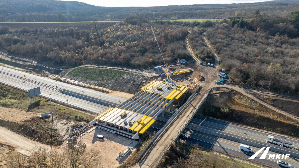 Hídépítés az M1-es autópálya felett. Fotó: Magyar Építők/MKIF