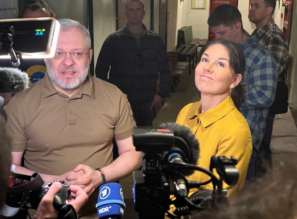 Ukrajnai korrupció: a vizsgálat elérte Haluscsenko minisztert is, aki a 2024-ben készült fotón Annalena Baerbock akkor német külügyminiszterrel pózol