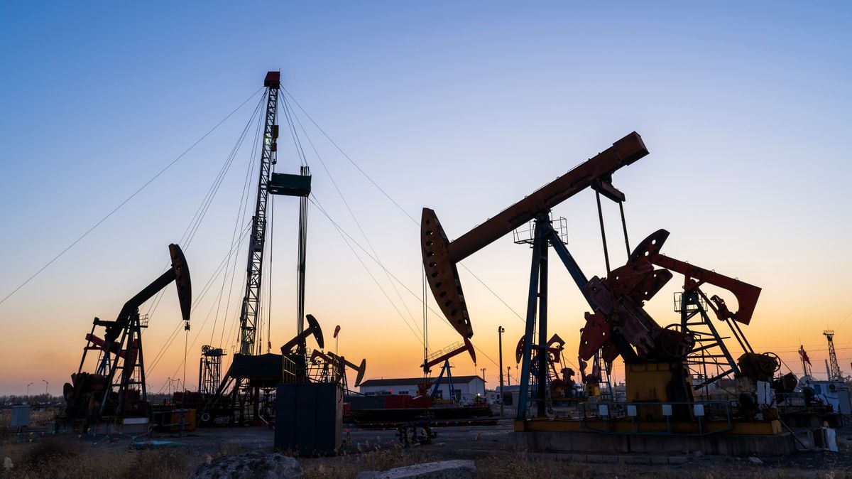 Oil,Field,,Oil,Drilling,Rig,In,The,Evening